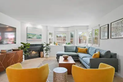 Image de Single Family | Walk to Beach + Dining | Roof Deck