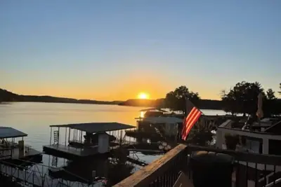 Image de Gorgeous Lake Front 3br Entire Home with Private Dock & Pet Friendly!