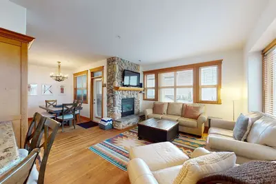 Image de Ski-in/out townhome with private mountain-view hot tub - walk to village