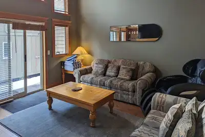 Image de Ski-in/ski-out, mountainside townhome with fireplace, hot tub, & washer/dryer