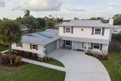 Image de Private Cocoa Beach 5 bed 3 bath heated Pool Home