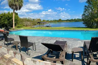 Image de Resort like Lake House on 2+ acres, Golf Course, pool, fishing dock, pool table