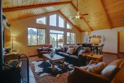 Image de Home on a Full Acre in the Pines