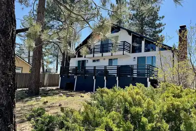 Image de Big Bear Lake View - Modern, 7 Min Walk Lake & Village, Deck, Barbecue