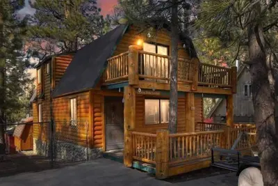 Image de Ivvy Bear Lodge - Close to Lake/Village, Hot Tub, Fenced Yard, Bbq