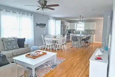 Image de School Street Haven - 4 bedroom 2 bath sleeps 10 and is centrally located to downtown South Haven