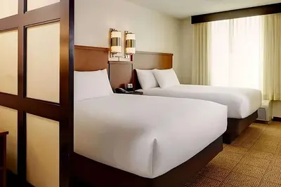 Image de Comfort and Convenience! 4 Family-friendly Units! Pool Access, Parking On-Site!