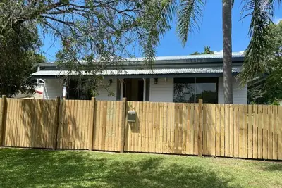 Image de The Bay 44 is a 4 bedroom home, near the beach.