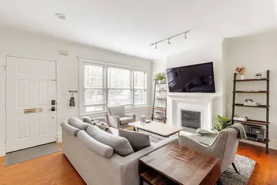 Image de Charming 4br Duplex in Oak Lawn • Private Backyard
