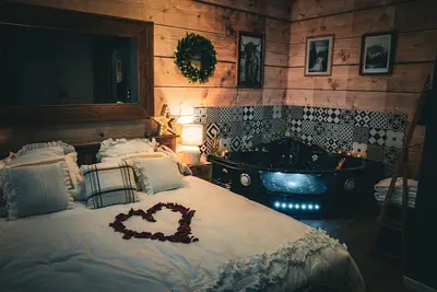 Image de 🌲 Chalet romantique de rêve, jacuzzi privé, écran géant & options exclusives 💫✨