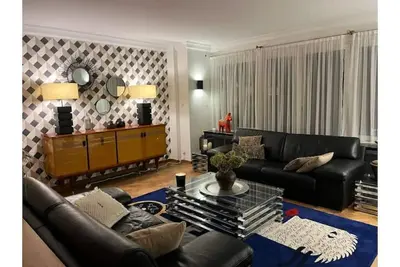 Image de Spacieuse maison de ville avec jardin et garages