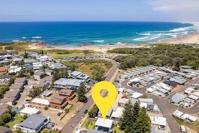 Image de Five Pines Beach House at Birubi, 20 Robinson St - pet friendly, aircon and WiFi