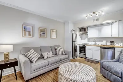 Image de Charming Apartment Steps to Forsyth Park w/ Private Parking By Lucky Savannah