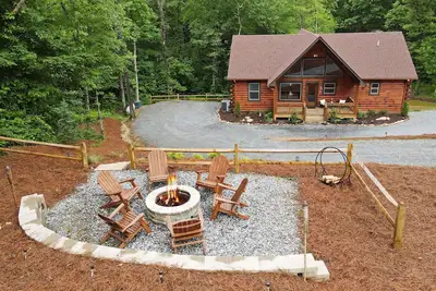 Image de End of Summer Deal - Hot Tub, Game Room, Firepit, 5min. to Downtown