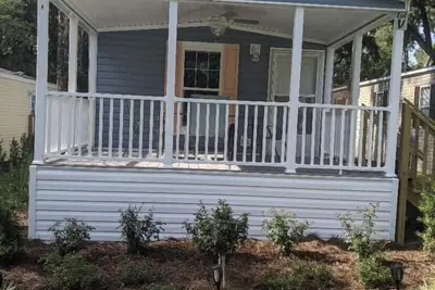 Image de Pk's Bungalow! ! Located just two doors down from the world famous Kp Hole