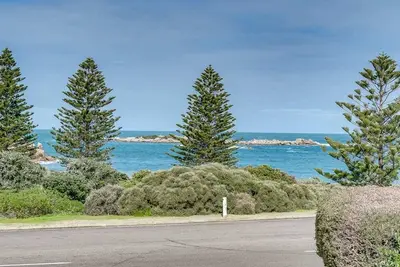 Image de Stoneferry- A Beachfront Beauty - Free Wifi