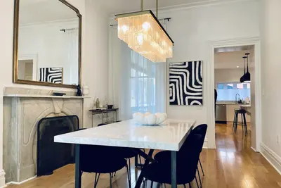 Image de Modern Elegance - 4br Brick Home in Best Location