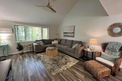 Image de Coastal theme/wooded & large deck/fenced-in yard