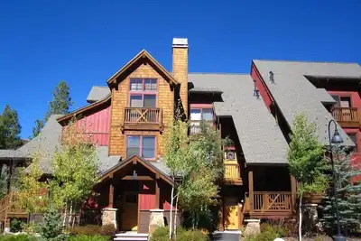 Image de Seasons 2br townhome near Lakeside Village w/ washer/dryer, and hot tub!