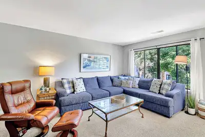 Image de Walk to the Beach from Your Springwood Villa Retreat