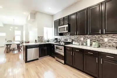 Image de Designer 5-bedroom townhouse w parking on premises