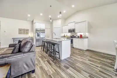 Image de Comfortable New Home in Broadmoor Subdivision
