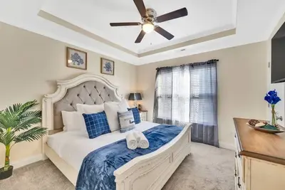 Image de Cozy 2b Townhouse King Bed \/ Jacuzzi \/ Tv in BRs