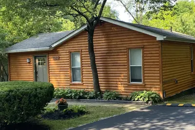 Image de 2 Br, 1-1/2 bath house in wooded setting with private back yard, deck, hot tub.