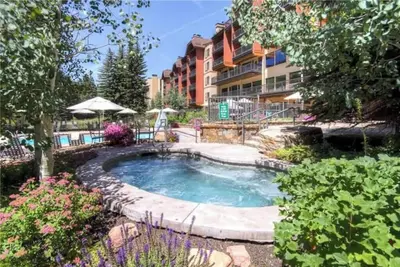 Image de Ski-in/ski-out 2br condo at Lionshead gondola w/ pool, hot tub & free parking!