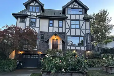 Image de Beautiful Tudor, Capitol Hill, 5 Br, Quiet neighborhood