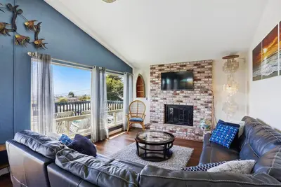 Image de Soaking in Seacliff – Oceanview Getaway with Hot Tub & Private Backyard