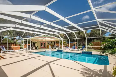 Image de 🍹🌞 Tropical Getaway! Heated Pool, Tiki Bar, Pirate Sandbox, and Boat Parking!