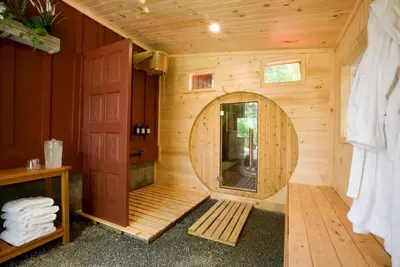 Image de Luxury Tiny Home Ski Cabin with Barrel Sauna Room!