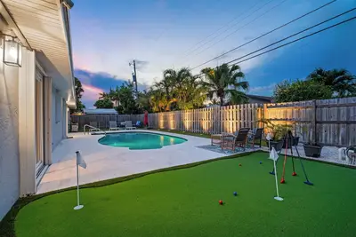 Image de Elegant Heated Pool Oasis - King Suite - Minutes to the Beach - Mini Golf