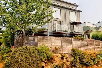 Modern townhouse- with a view! Close to downtown