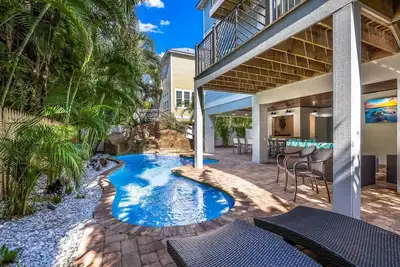 Image de Stay Salty: Dog Friendly, Pool with Waterslide, 2 Blocks to Beach by Anna Maria Life