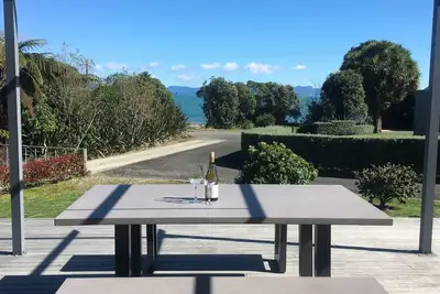 Image de Modern beachfront accommodation with water views