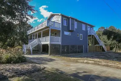 Image de Summer Breeze - 5 Br Oceanside Home - Private Pool, Hot Tub, Short Walk To Beach