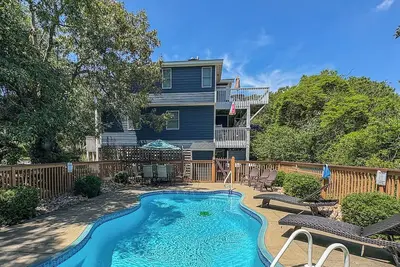 Image de 5 Br Vacation Home on Private Lot w/Pool, Hot Tub, Dogs Allowed