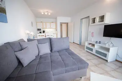 Image de 4 Personen Seeblick-ferienwohnung mit Heller Einrichtung, Schwimmbad und Sauna - Frische Brise