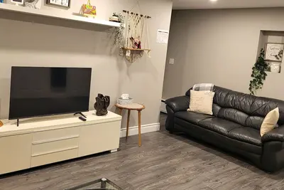 Image de Very clean, comfortable, spacious 2 bdr basement apartment in central location