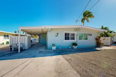 Image de Charming canal-front cottage with private pool, dock & covered lanai