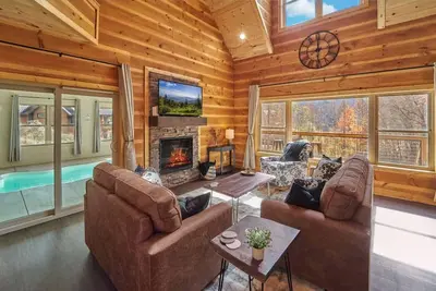 Image de Elegant Getaway - 4br Cabin & Indoor Pool!