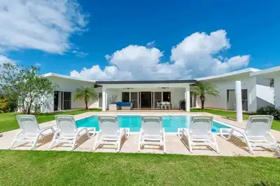 Image de Guest-friendly 4bd luxury villa with pool/waterpark/Wi-Fi/cable Tv/free van!