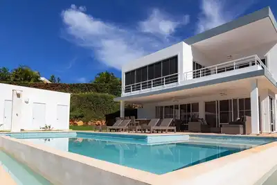3bd/3bth guest-friendly villa, free bus, pool/waterpark/WiFi/cable Tv/Bbq!
