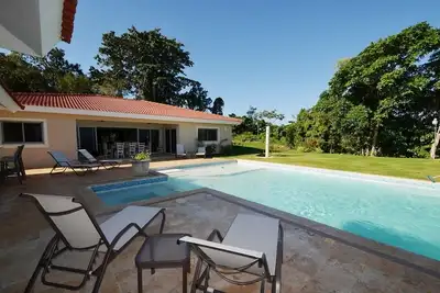 5-bedroom villa with private infinity pool, free shuttle bus, guest-friendly