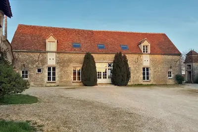 Image de jolie maison de 15 personnes avec piscine calme garantie