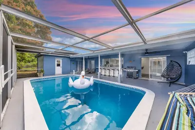 Image de New Modern Retreat with King Bed \/Heated Pool\/ Grill\/ only 8 miles to Beach! ! ! !