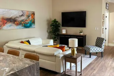 Image de Alluring Luxury Oasis: Modern Comfort and Relaxation
