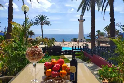 Image de Elaborately renovated vacation apartment located directly on the beach